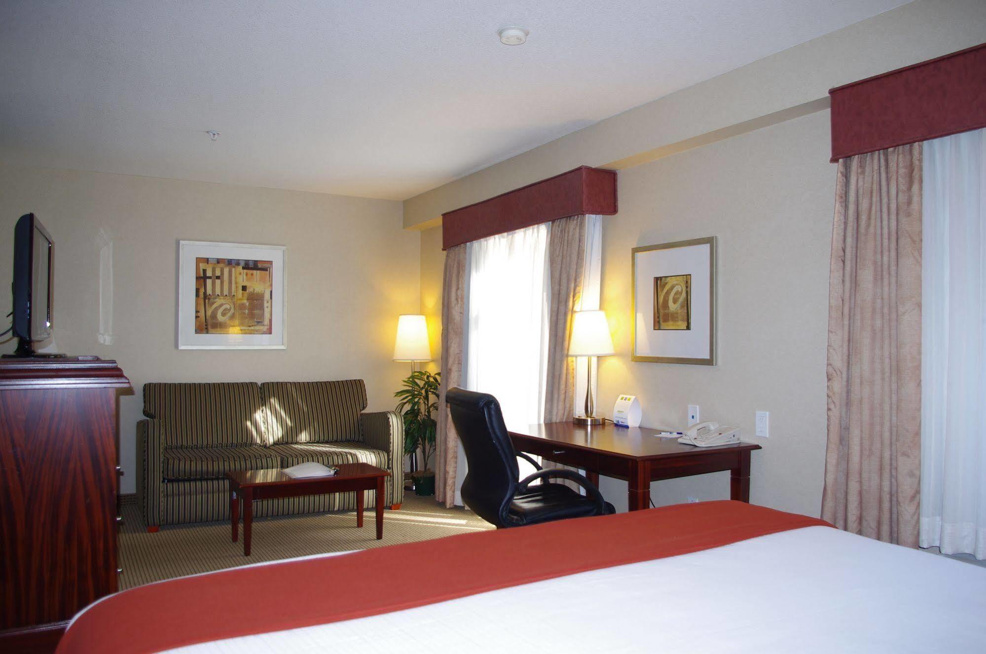 Holiday Inn Express And Suites Surrey By Ihg Eksteriør billede